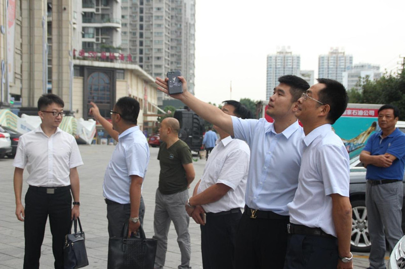 马其亮与参会人员陪同龙湖物业高管团队对集团相关项目进行了实地调研